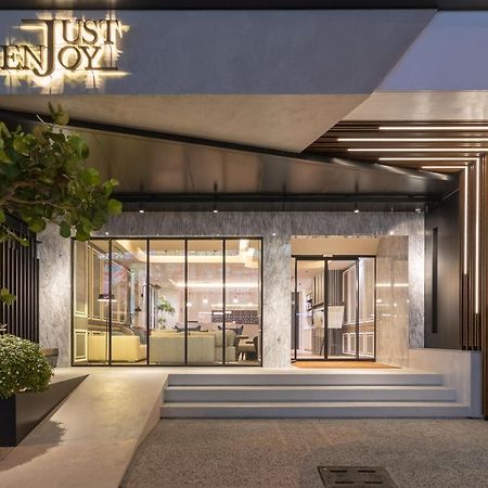 Just Enjoy Business Hotel Тайнан Екстериор снимка