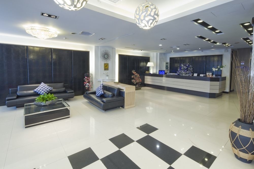 Just Enjoy Business Hotel Тайнан Екстериор снимка