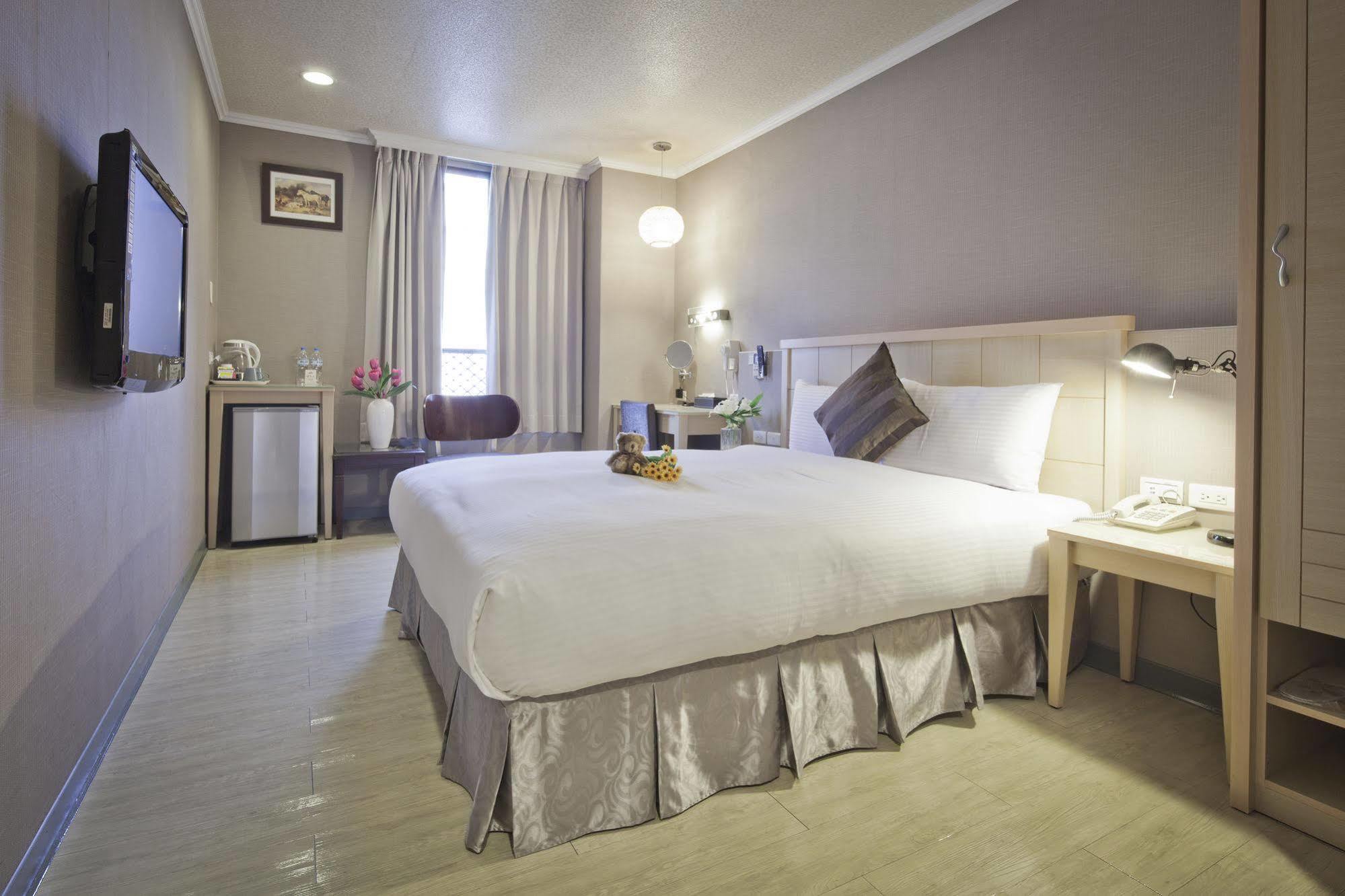 Just Enjoy Business Hotel Тайнан Екстериор снимка