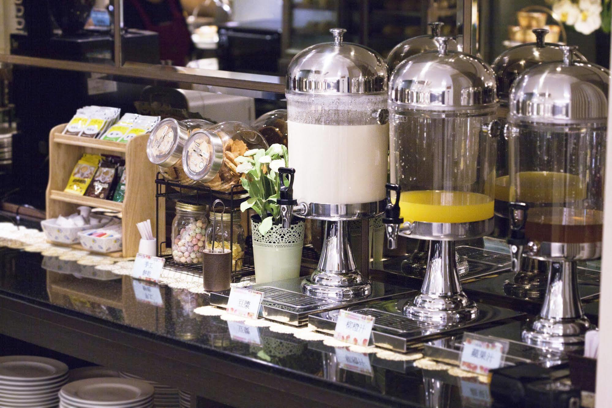 Just Enjoy Business Hotel Тайнан Екстериор снимка