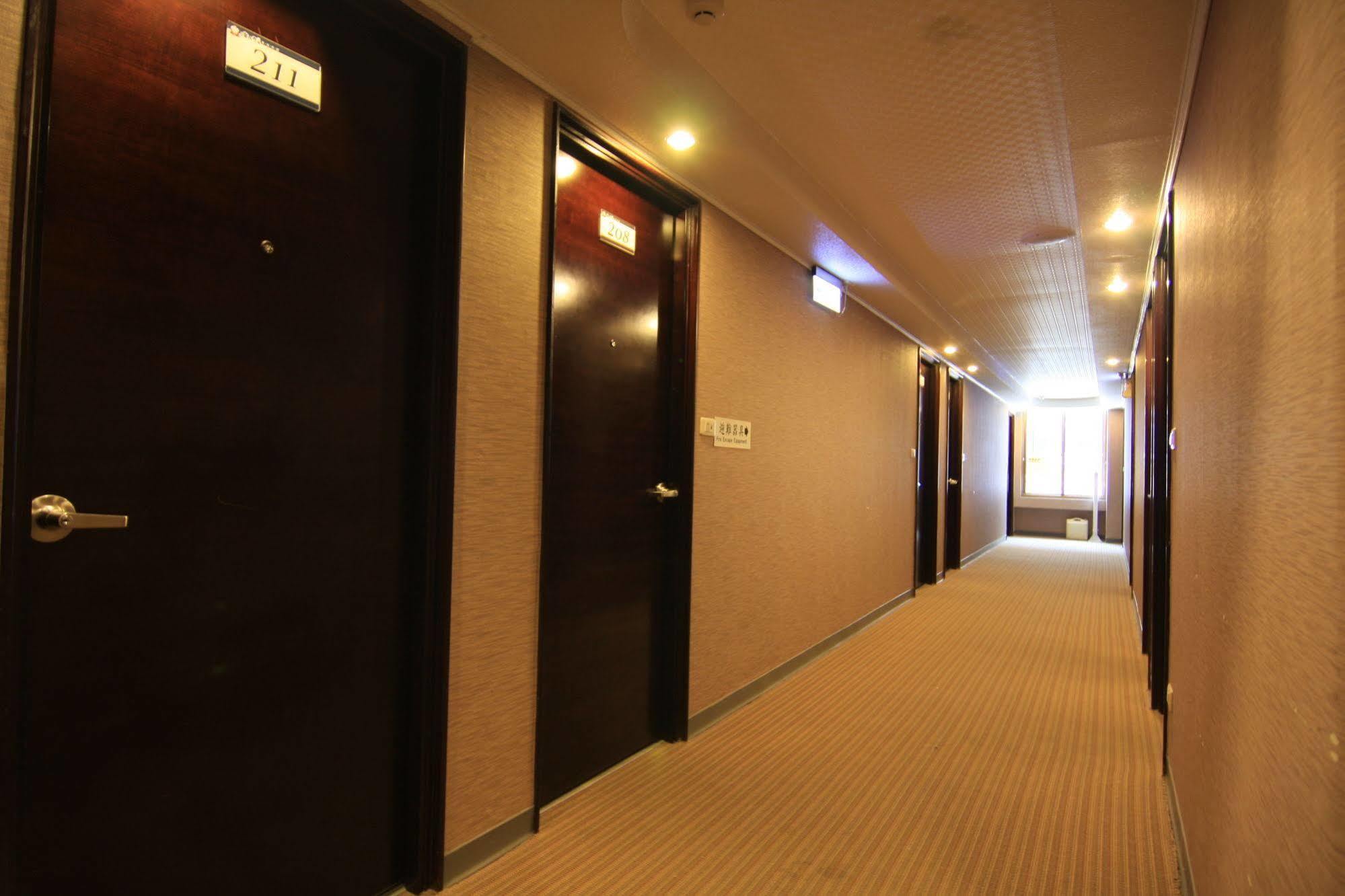 Just Enjoy Business Hotel Тайнан Екстериор снимка