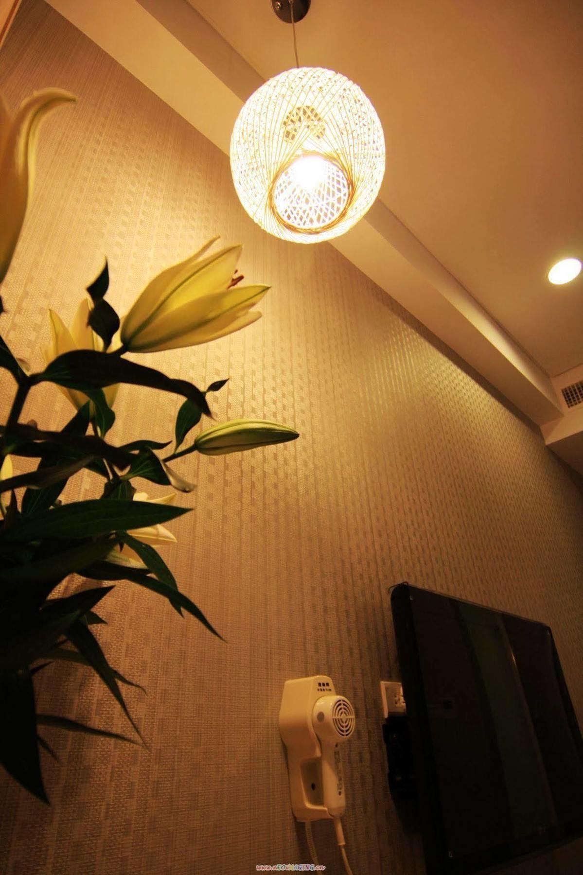 Just Enjoy Business Hotel Тайнан Екстериор снимка