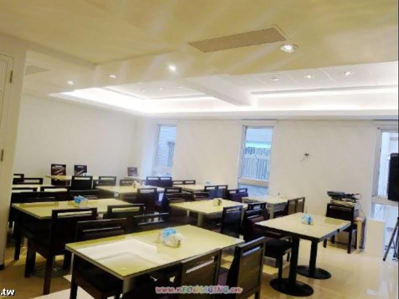 Just Enjoy Business Hotel Тайнан Екстериор снимка