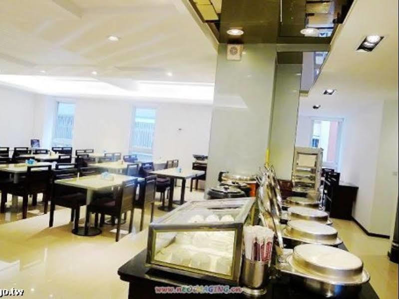 Just Enjoy Business Hotel Тайнан Екстериор снимка